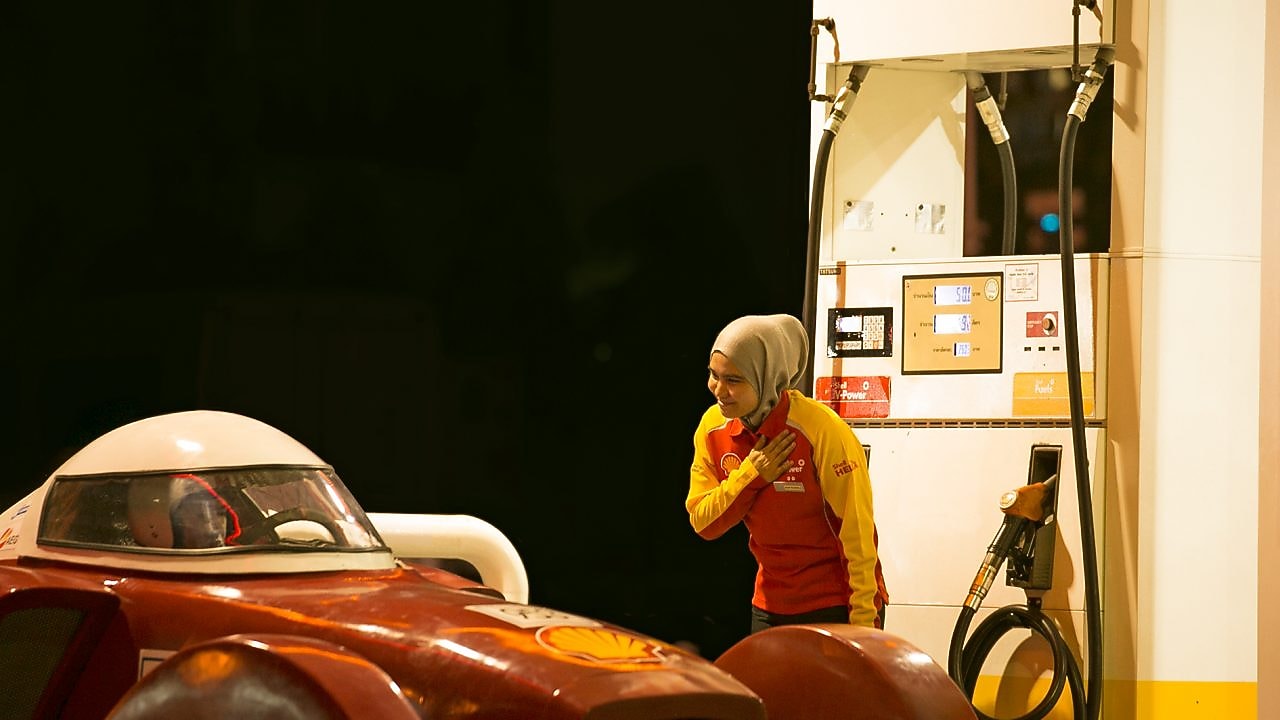 Asistenti Malajzian përshëndetje musafirëve