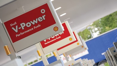 Pankarta V-Power në stacionin e benzinës