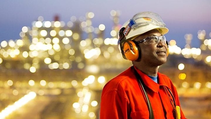 Punonjës në impiantin GTL