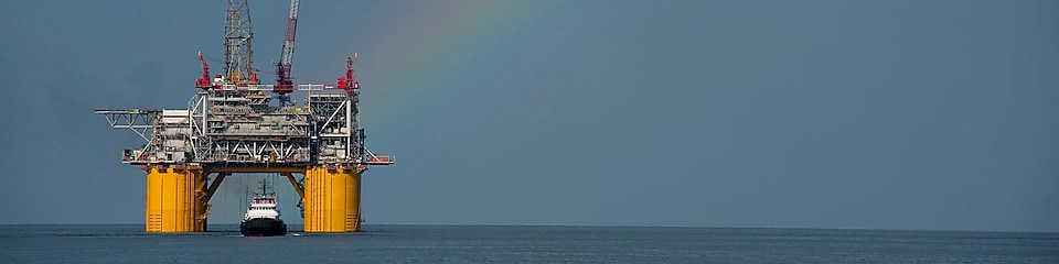 Platforma Mars B në Gjirin e Meksikës, me një ylber sipër