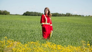 Një punonjës që qëndron pranë një fushe Quest C02 pus injeksioni në verilindje të Edmonton, Alberta në Canada.