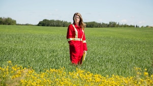 Një punonjës që qëndron pranë një fushe Quest C02 pus injeksioni në verilindje të Edmonton, Alberta në Canada.