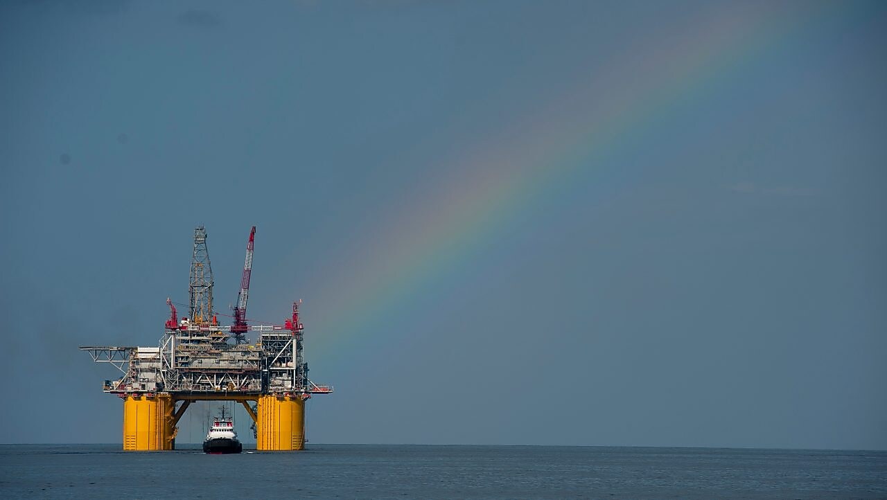 Platforma Mars B në Gjirin e Meksikës, me një ylber sipër