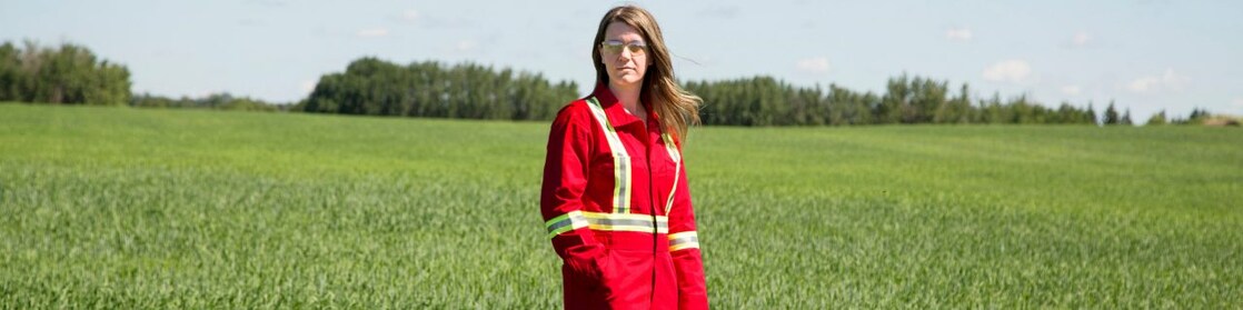 Një punonjës që qëndron pranë një fushe Quest C02 pus injeksioni në verilindje të Edmonton, Alberta në Canada.